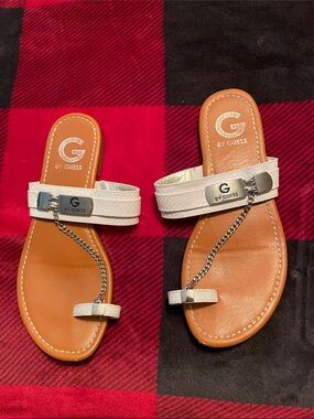 Guess White Chain-Accent Toe-Ring Slide Sandals